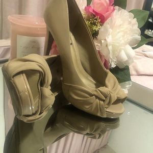 Vintage size 6 peep toe patent leather nude heels